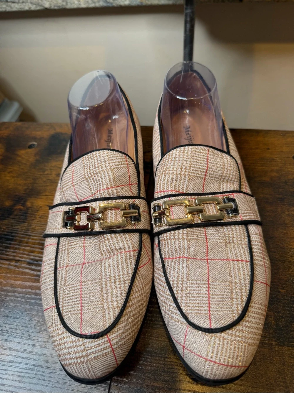 Meijiana tan red plaid pattern gold-tone chain bit detail across vamp Size 10.5